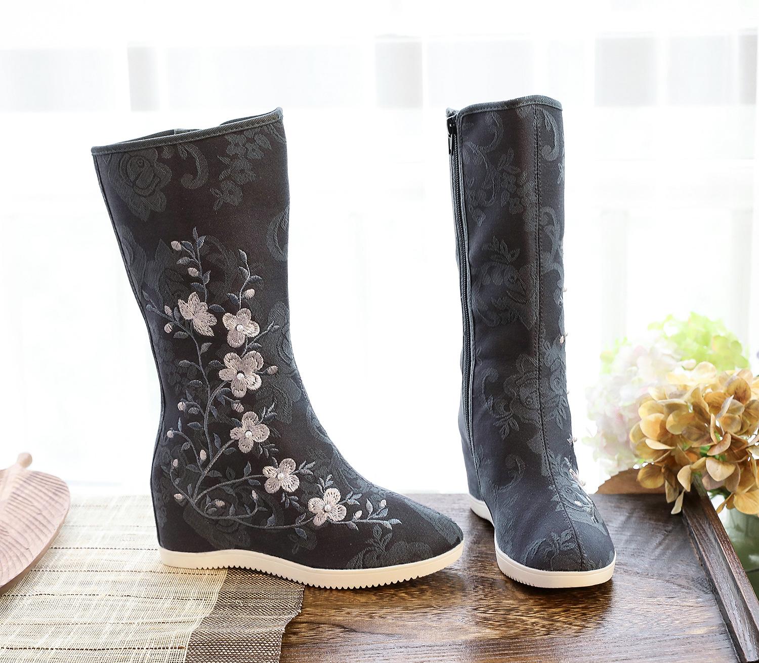 fashion New comfortable embroidered cloth shoes in autumn and winter women s cotton boots square dance boots 34
fashion New comfortable embroidered cloth shoes in autumn and winter women s cotton boots square dance boots 34