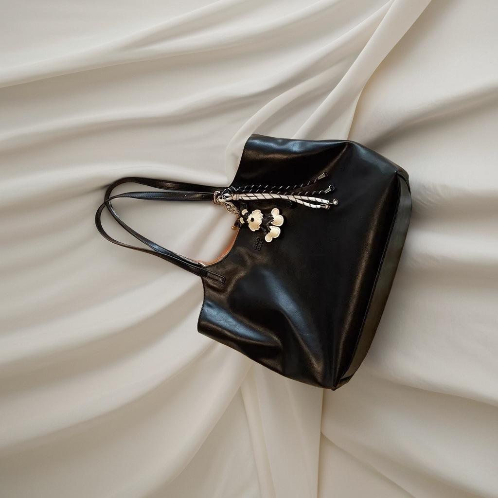 Warm tea Qiuyang tote bag women s large-capacity mother bag commuter shoulder bag чорний
Warm tea Qiuyang tote bag women s large-capacity mother bag commuter shoulder bag чорний