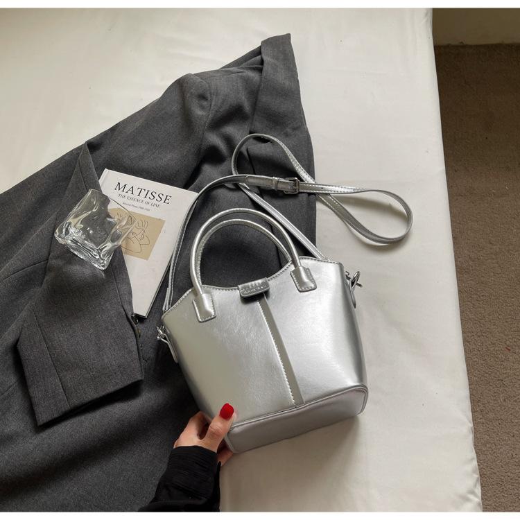 Fashion super fire hand bag women s 2025 new summer versatile messenger bag popular high-end shoulder bag срібний
Fashion super fire hand bag women s 2025 new summer versatile messenger bag popular high-end shoulder bag срібний