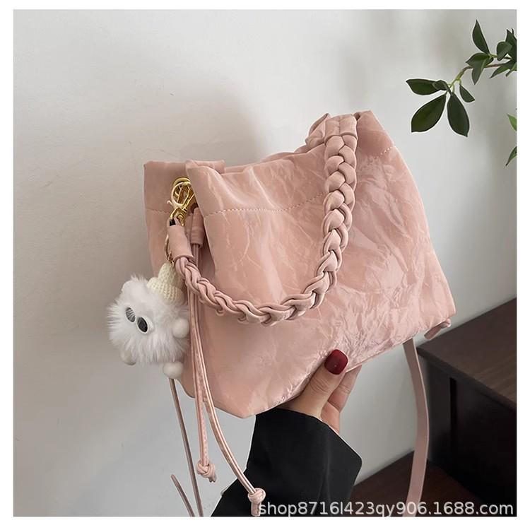 Premium niche pink bag women s new versatile messenger bag fashion handbag bucket bag
Premium niche pink bag women s new versatile messenger bag fashion handbag bucket bag