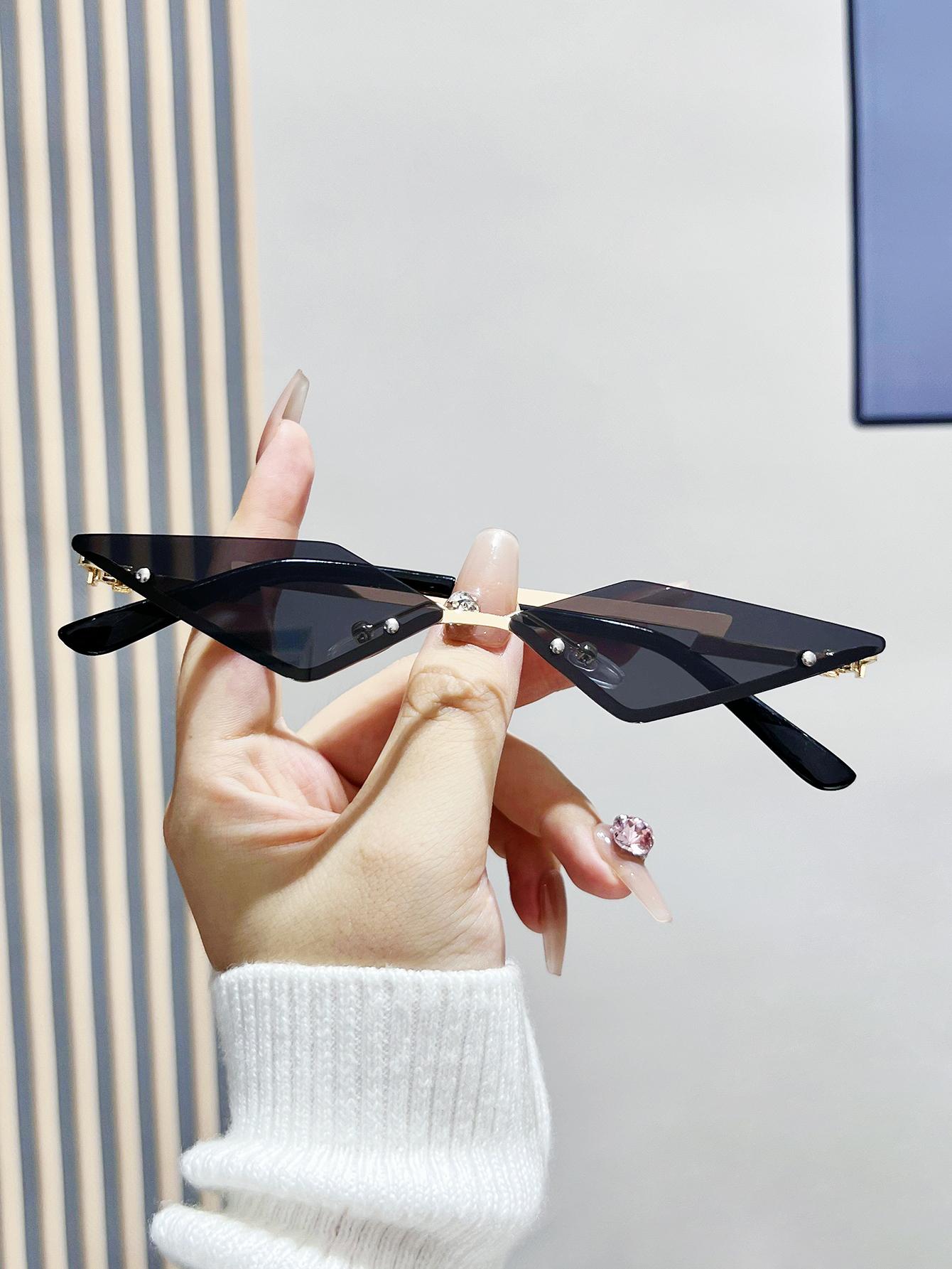 1Pc Fashionable Frameless Sunglasses Trendy Geometric Design High-End Sunglasses Suitable for Parties and Fashion Outfits
1Pc Fashionable Frameless Sunglasses Trendy Geometric Design High-End Sunglasses Suitable for Parties and Fashion Outfits