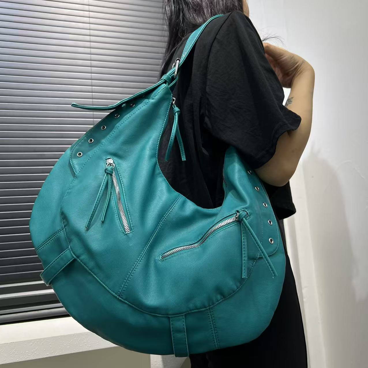 Ladies Fashionable Vintage Motorcycle Bag, Large Capacity Retro Multi Pocket Versatile Shoulder Bag синій
Ladies Fashionable Vintage Motorcycle Bag, Large Capacity Retro Multi Pocket Versatile Shoulder Bag синій