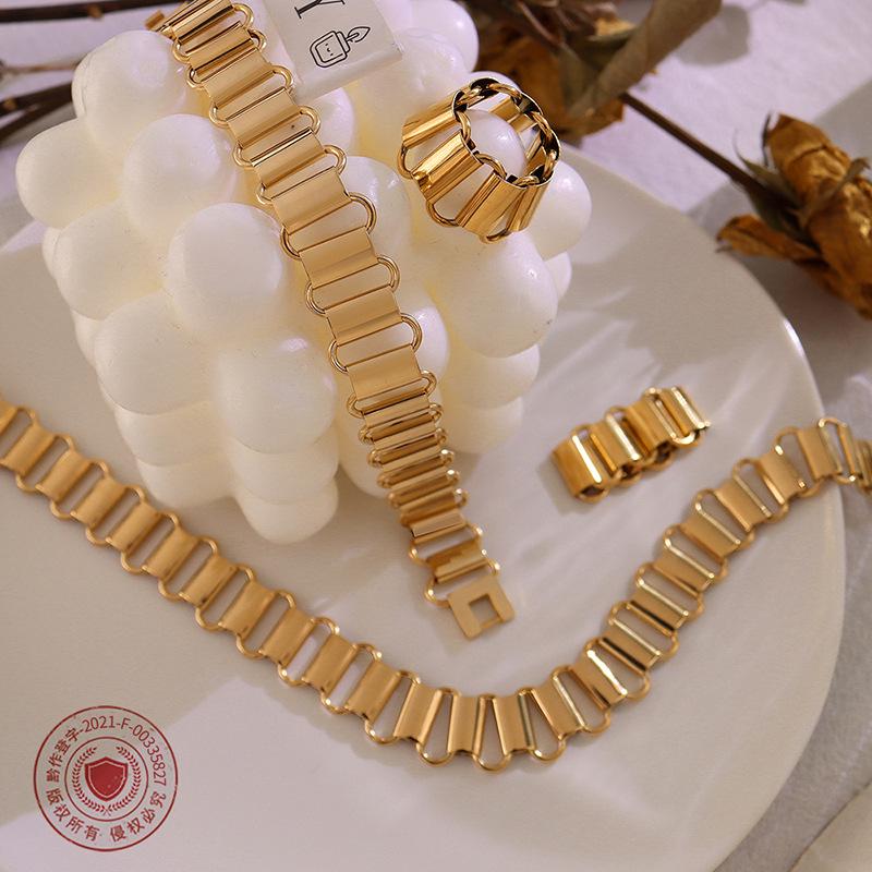 French Niche 18K Gold Titanium Steel Jewelry Set: Elegant Minimalist Necklace, Bracelet, and Ring
French Niche 18K Gold Titanium Steel Jewelry Set: Elegant Minimalist Necklace, Bracelet, and Ring