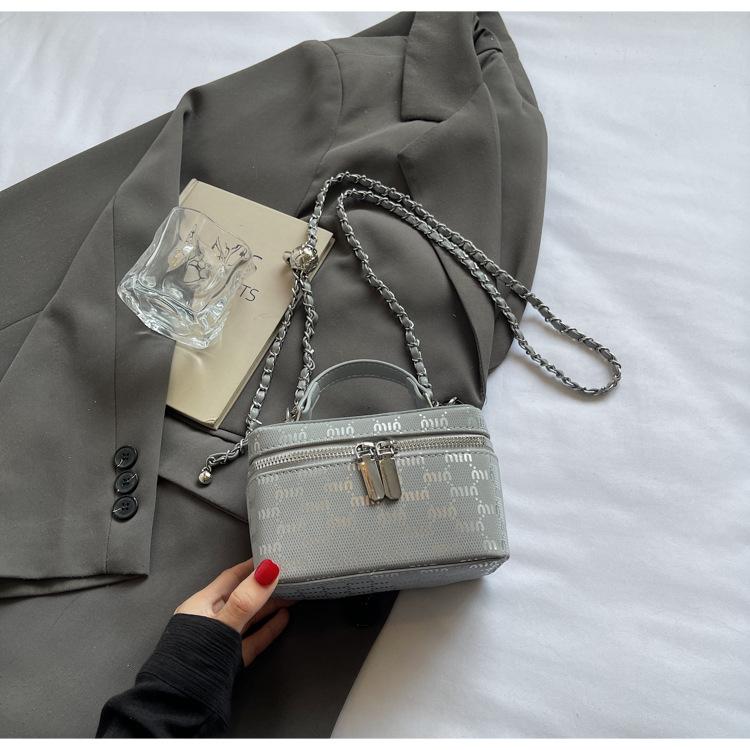 Сумка-коробка Сумка-тоут Женская сумка через плечо Маленькая квадратная сумка 2025 Новая корейская версия Модная универсальная премиальная сумка через плечо
Сумка-коробка Сумка-тоут Женская сумка через плечо Маленькая квадратная сумка 2025 Новая корейская версия Модная универсальная премиальная сумка через плечо