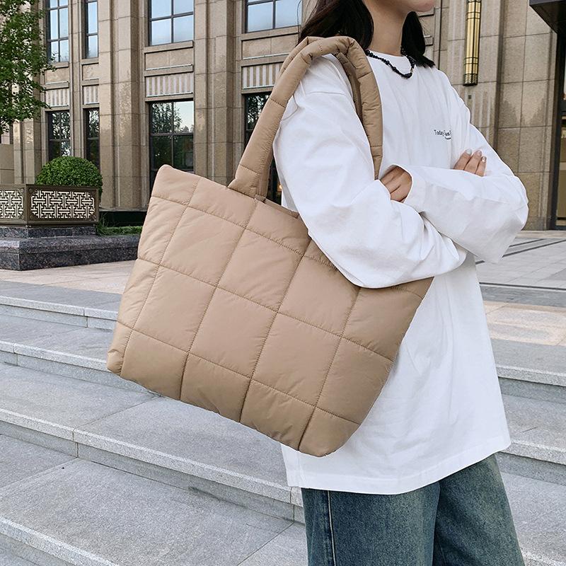 Solid color simple fashion small fresh handbag 2025 winter new shoulder underarm tote bag чорний
Solid color simple fashion small fresh handbag 2025 winter new shoulder underarm tote bag чорний