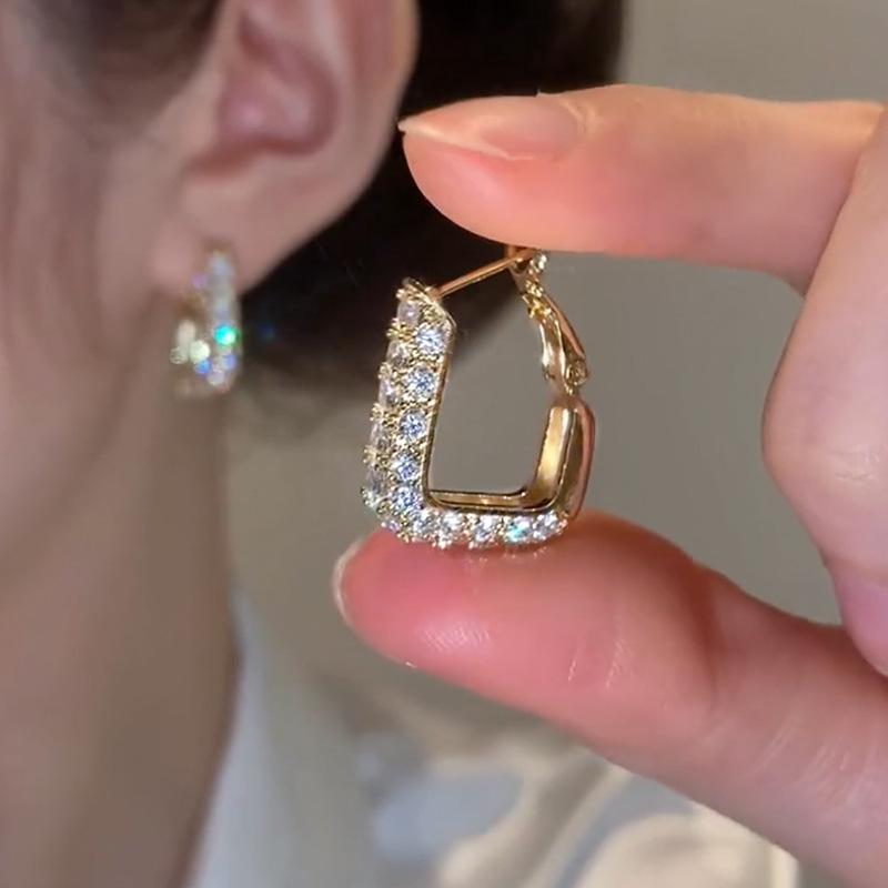 Zircon square earrings fashion celebrity light luxury versatile earrings niche temperament high-end earrings women
Zircon square earrings fashion celebrity light luxury versatile earrings niche temperament high-end earrings women