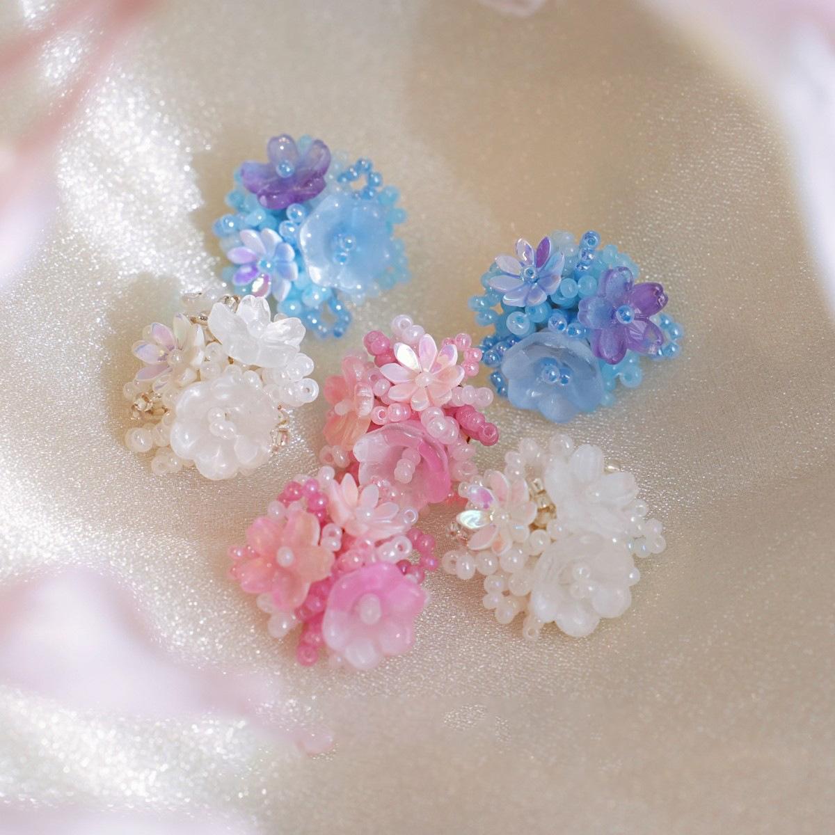 Resin flower rice bead flower cluster stud earrings are small, exquisite, small and fresh earrings, fashionable, simple and high-end earrings.
Resin flower rice bead flower cluster stud earrings are small, exquisite, small and fresh earrings, fashionable, simple and high-end earrings.