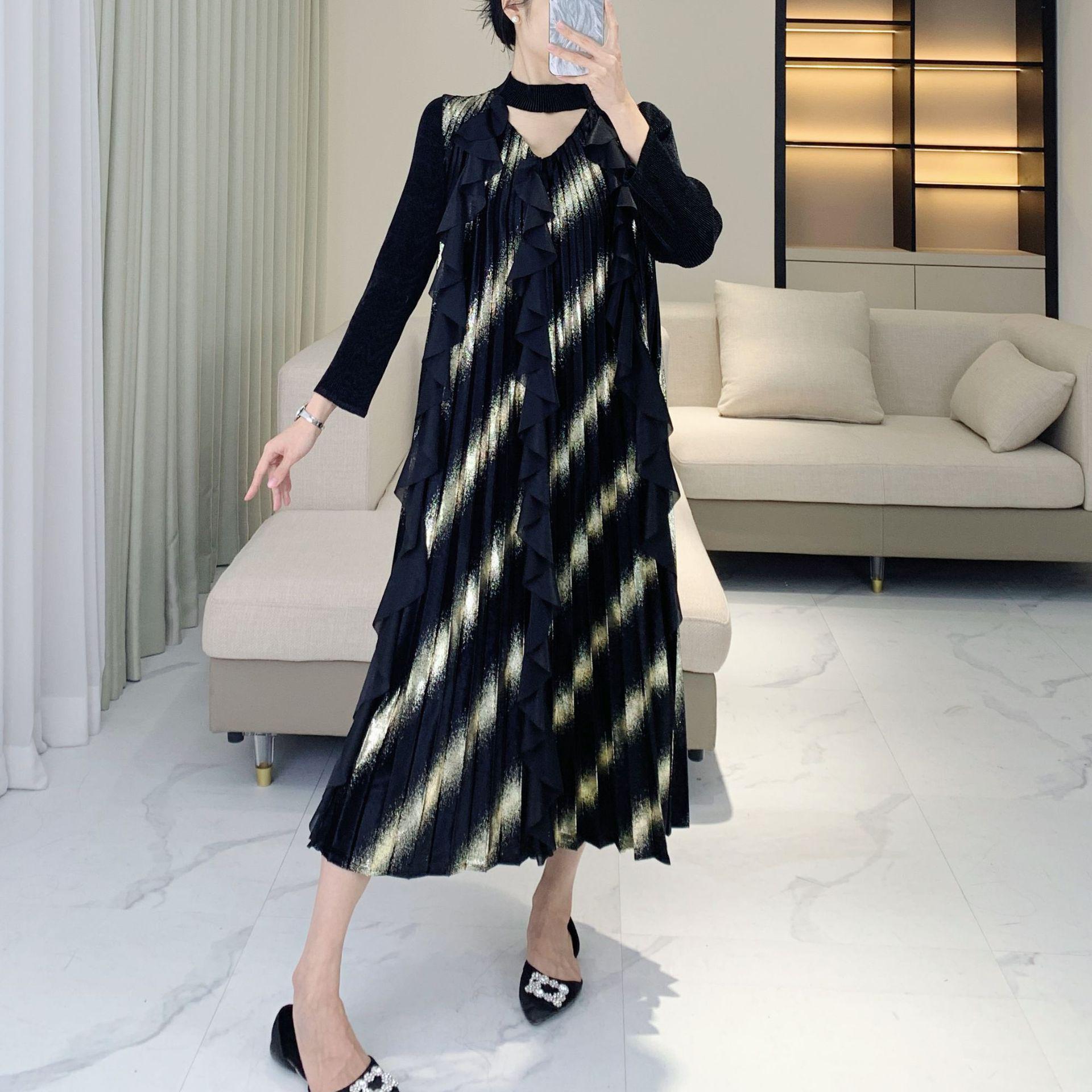 Luxurious Gold Velvet Black Evening Gown - Slimming Striped Long Dress by High-End Designer Brand One Size Fits 90-150 Jin
Luxurious Gold Velvet Black Evening Gown - Slimming Striped Long Dress by High-End Designer Brand One Size Fits 90-150 Jin