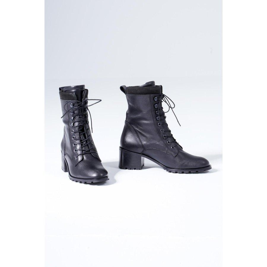 Женские сапоги из натуральной кожи на толстом каблуке со шнуровкой
Женские сапоги из натуральной кожи на толстом каблуке со шнуровкой