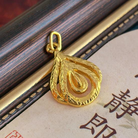 Gold-Plated Carved Flower Water Drop Pendant Necklace for Women (Light Luxury, Clavicle Length)
Gold-Plated Carved Flower Water Drop Pendant Necklace for Women (Light Luxury, Clavicle Length)