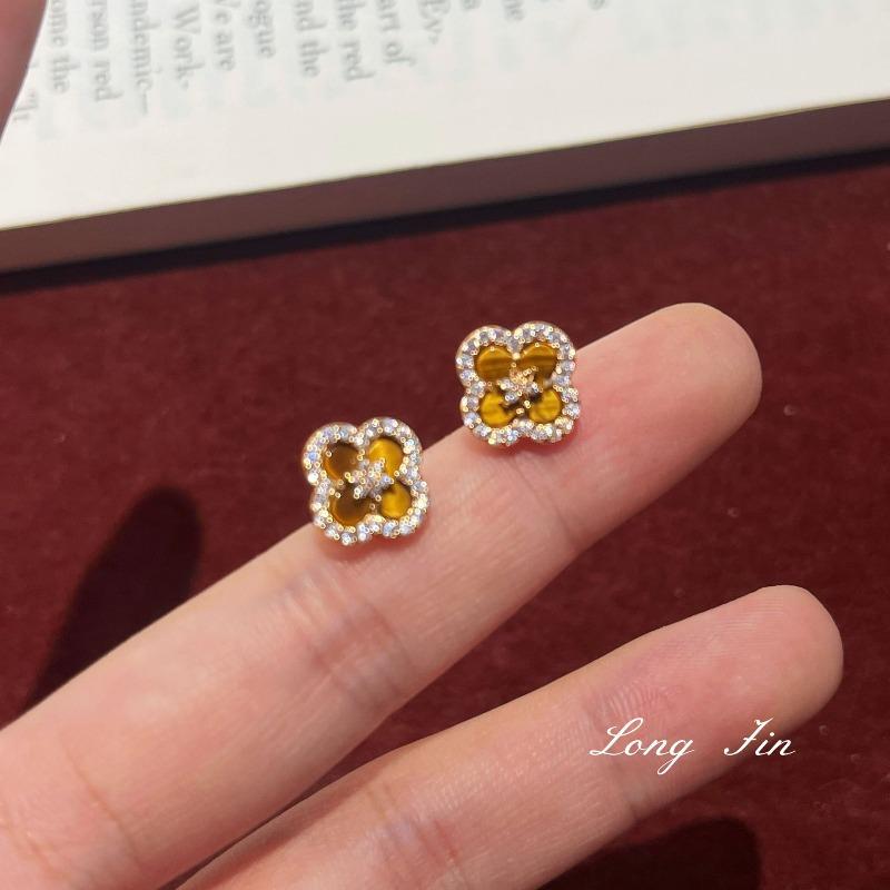 French retro tiger eye white shell hollow zircon red set, light luxury high-end bracelet, necklace, earrings.
French retro tiger eye white shell hollow zircon red set, light luxury high-end bracelet, necklace, earrings.