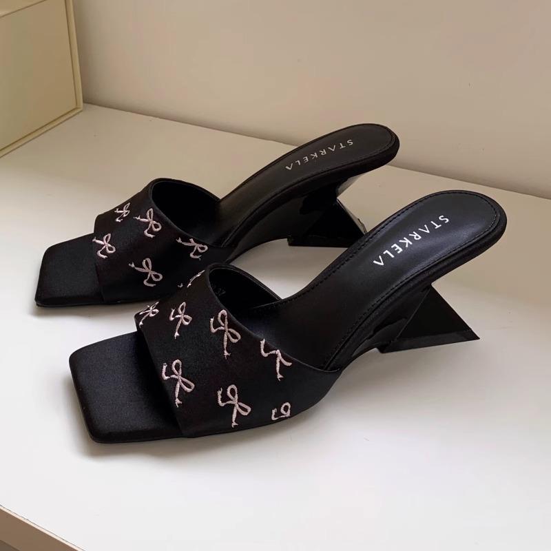 Bow wedge sandals satin surface 2025 summer new square head new Chinese embroidery open-toed high-heeled sandals women 39 чорний
Bow wedge sandals satin surface 2025 summer new square head new Chinese embroidery open-toed high-heeled sandals women 39 чорний