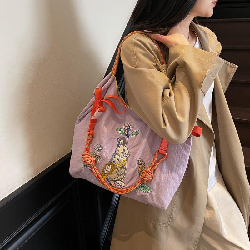 Embroidery tote bag women s 2025 new fashion shoulder bag shopping bag large capacity casual nylon bag светло-серый
Embroidery tote bag women s 2025 new fashion shoulder bag shopping bag large capacity casual nylon bag светло-серый
