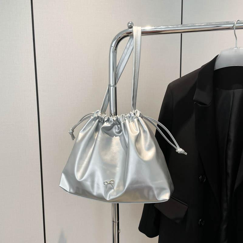 Сумка-тоут вместительная в иностранном стиле с плиссировкой для женщин 2025 года, новая модная универсальная сумка через плечо серебряный
Сумка-тоут вместительная в иностранном стиле с плиссировкой для женщин 2025 года, новая модная универсальная сумка через плечо серебряный