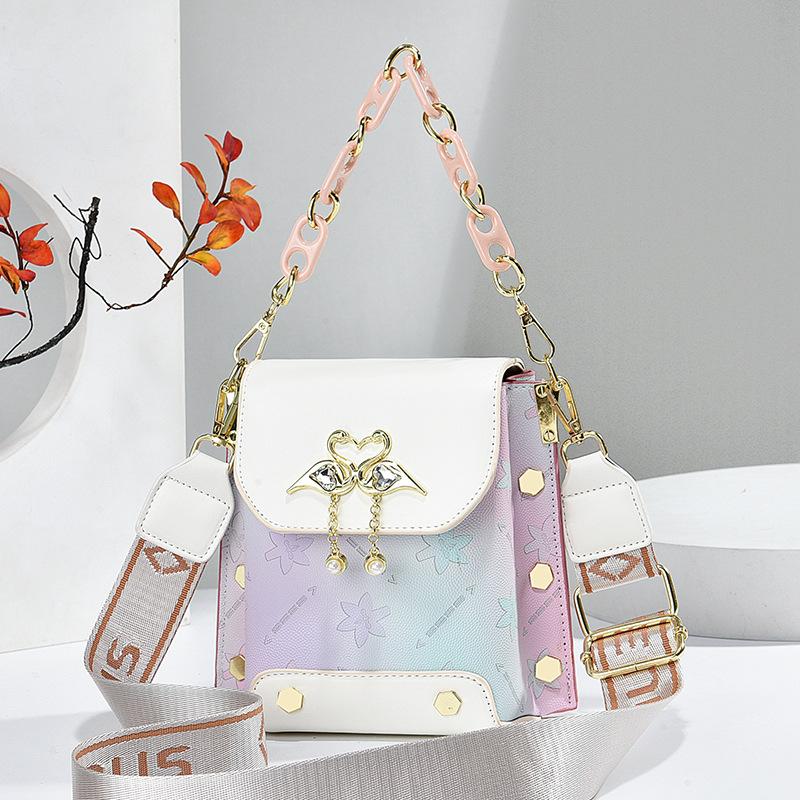 Женские маленькие сумки через плечо с ручкой-цепочкой, кошелек из искусственной кожи, кошелек на плечо, модная повседневная мини-сумка с верхней ручкой для женщин, кошелек для мобильного телефона белый
Женские маленькие сумки через плечо с ручкой-цепочкой, кошелек из искусственной кожи, кошелек на плечо, модная повседневная мини-сумка с верхней ручкой для женщин, кошелек для мобильного телефона белый