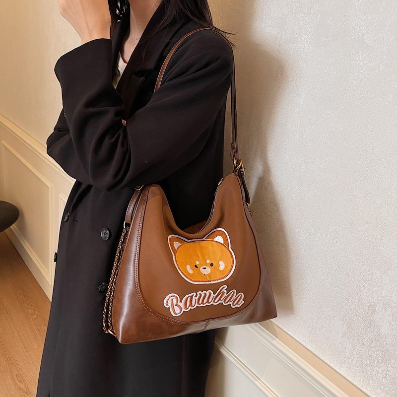 Новая модная и милая женская сумка-тоут через плечо с медведем 2025 года в стиле Мори, повседневная сумка-мессенджер большой вместимости 30*11*30 коричневый
Новая модная и милая женская сумка-тоут через плечо с медведем 2025 года в стиле Мори, повседневная сумка-мессенджер большой вместимости 30*11*30 коричневый