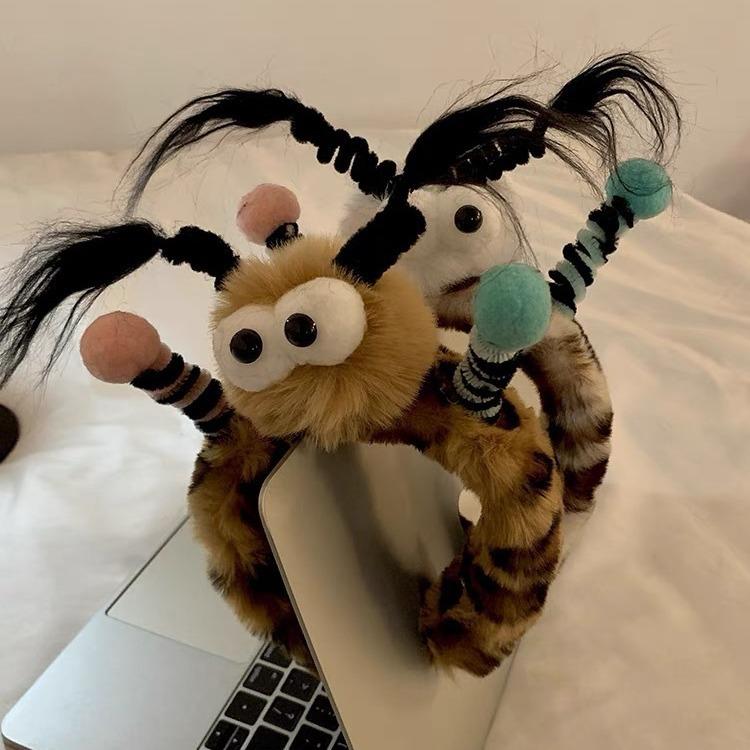Quirky Plush Hairpin Cartoon Ugly Doll Face Wash Hair Rings Small Braided Headband Hair Accessories Headdresses
Quirky Plush Hairpin Cartoon Ugly Doll Face Wash Hair Rings Small Braided Headband Hair Accessories Headdresses