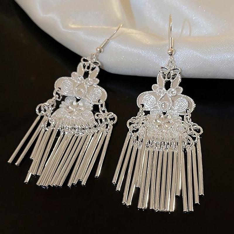 Ethnic style silver flower wind chimes fringed earrings European and American temperament fashion ear hook niche personality high-end earrings
Ethnic style silver flower wind chimes fringed earrings European and American temperament fashion ear hook niche personality high-end earrings