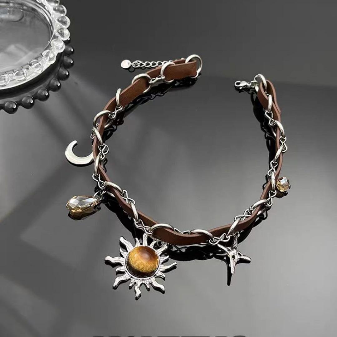 New One Piece Sun Shaped Leather Splicing Clavicle Chain Bohemian Vintage
New One Piece Sun Shaped Leather Splicing Clavicle Chain Bohemian Vintage