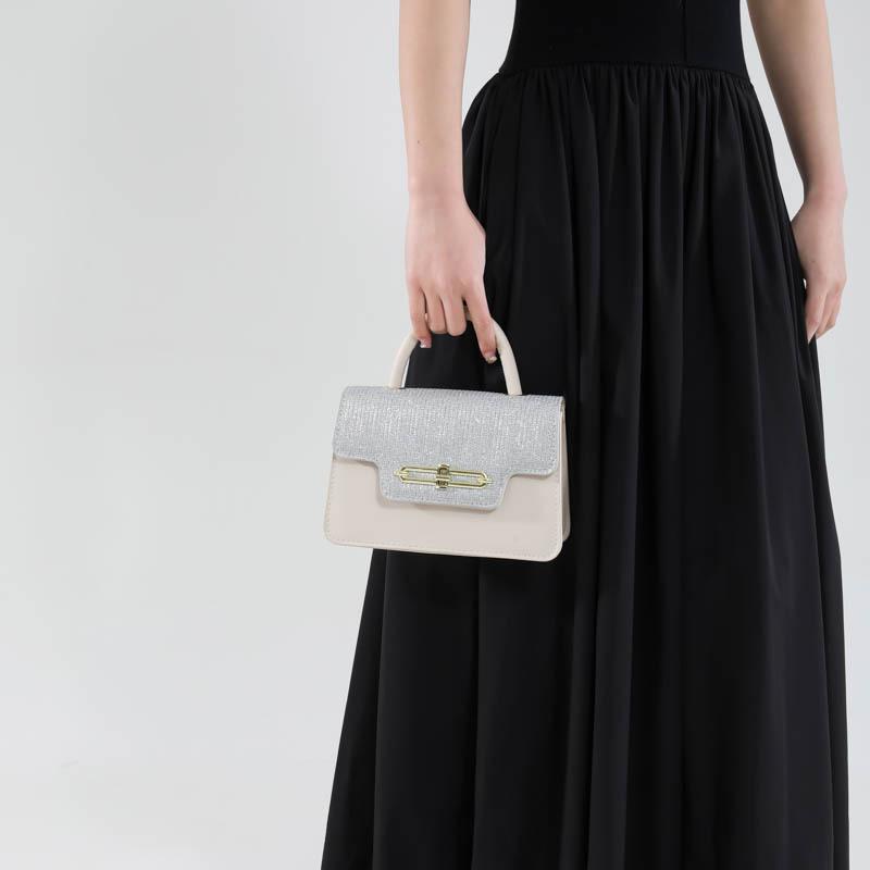 Magnetic buckle simple and fashionable spring new elegant splicing portable shoulder crossbody small square bag woman чёрный
Magnetic buckle simple and fashionable spring new elegant splicing portable shoulder crossbody small square bag woman чёрный