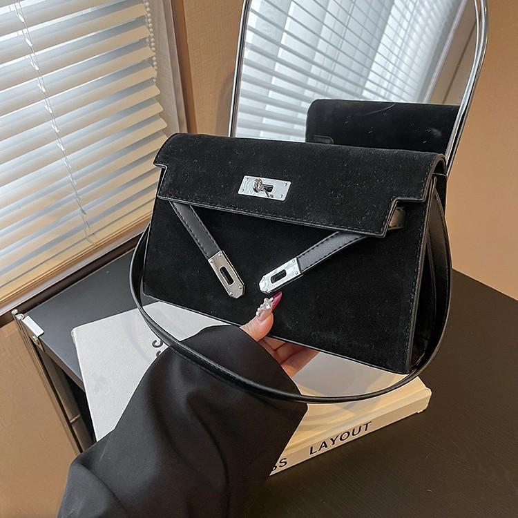 Premium retro matte bag women s winter new casual hand carry small square bag single shoulder messenger bag
Premium retro matte bag women s winter new casual hand carry small square bag single shoulder messenger bag
