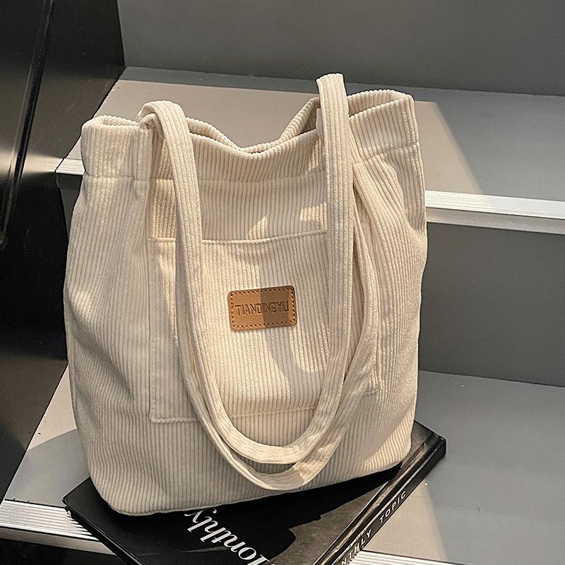 Повседневная женская сумка большой вместимости для класса, модная однотонная, простая, студенческая, классная, новая, простая, сумка на одно плечо
Повседневная женская сумка большой вместимости для класса, модная однотонная, простая, студенческая, классная, новая, простая, сумка на одно плечо