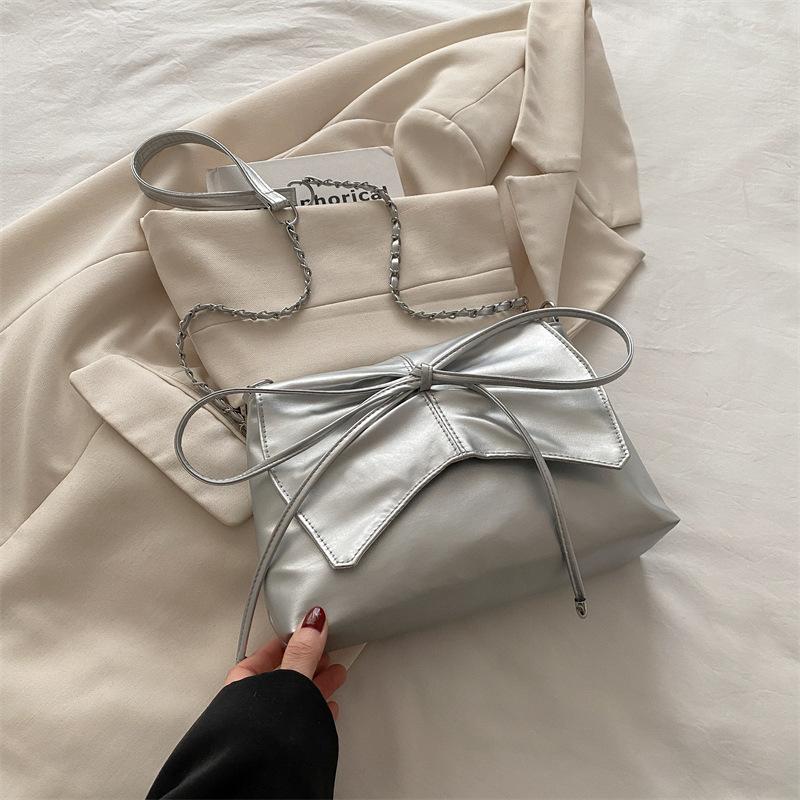 Niche light luxury women s bags, bows, one shoulder crossbody handbags, high value chain, trendy women s bags, spring new models срібний
Niche light luxury women s bags, bows, one shoulder crossbody handbags, high value chain, trendy women s bags, spring new models срібний