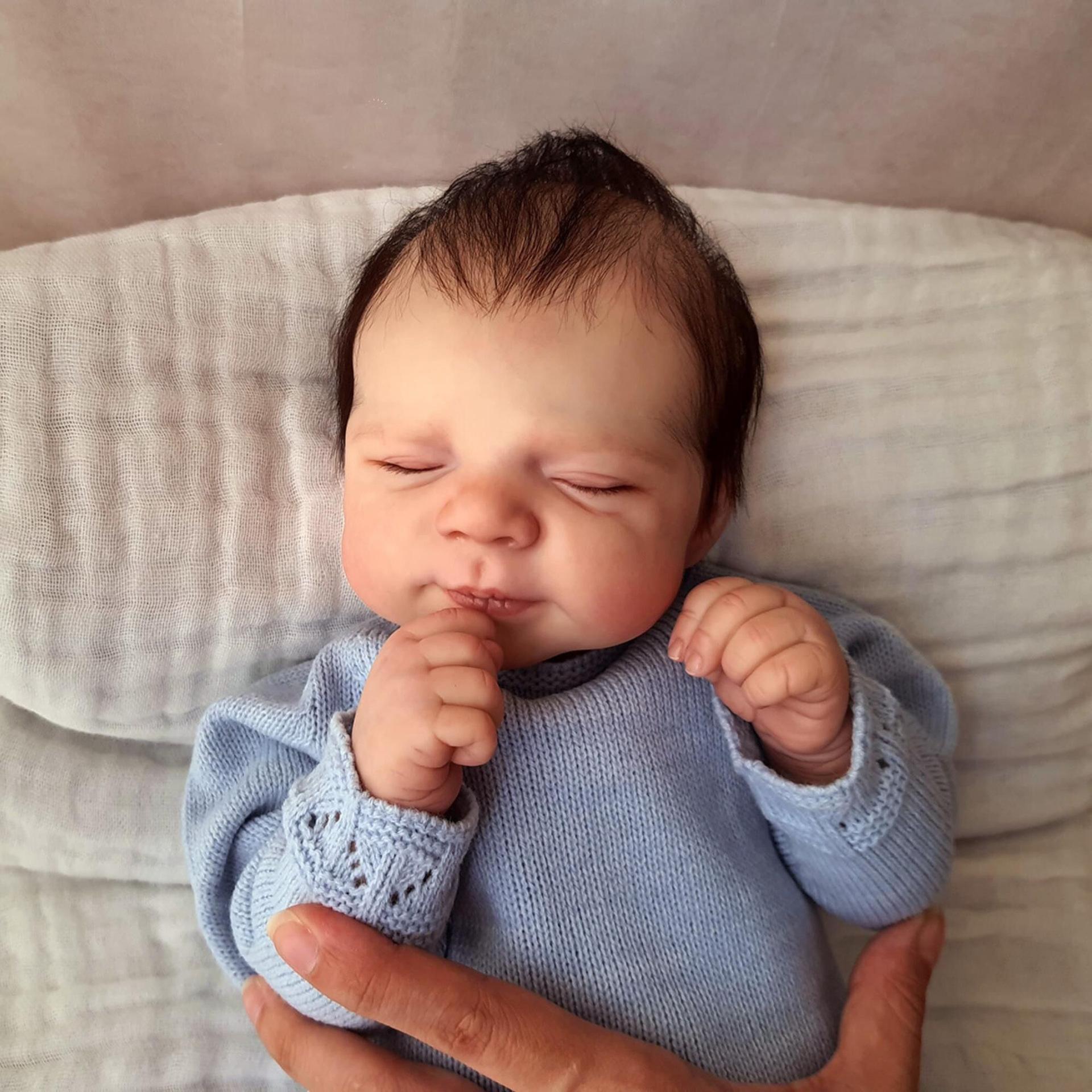 Close Eyes Pascale Bebe Reborn Boy With Rooted Hair 50cm Full Body Silicone Vinyl Lifelike Reborn Baby Doll For Children s Gift Cloth Body Doll
Close Eyes Pascale Bebe Reborn Boy With Rooted Hair 50cm Full Body Silicone Vinyl Lifelike Reborn Baby Doll For Children s Gift Cloth Body Doll