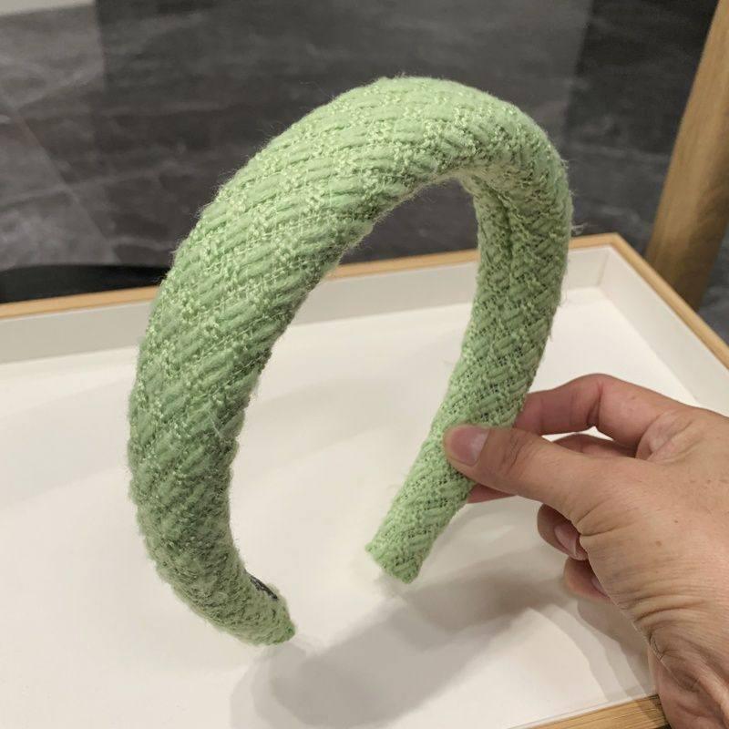 Korean Autumn/Winter 2023 Plush Wide Brim Headband for Women
Korean Autumn/Winter 2023 Plush Wide Brim Headband for Women