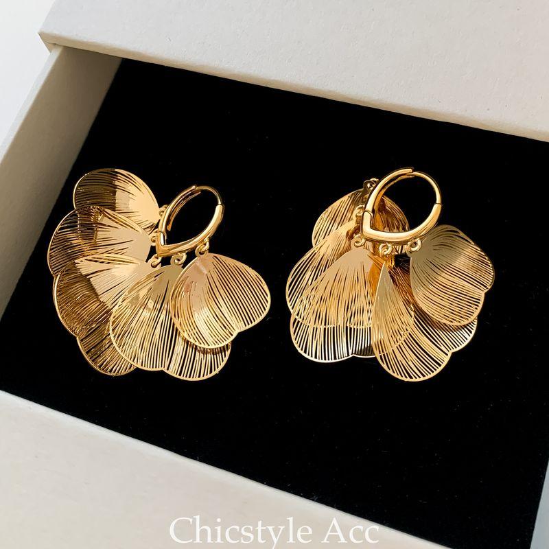 European and American Niche Design Bling Metal Hollow Sequin Leaf High-End Earrings Ear Clips Ear Accessories Trendy Style Gold
European and American Niche Design Bling Metal Hollow Sequin Leaf High-End Earrings Ear Clips Ear Accessories Trendy Style Gold