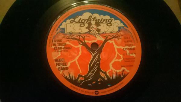 7-дюймовая пластинка REBEL FORCE BAND - Living In These Star Warz LIG530 Lightning Recor 1978 UK Танцевальная и Электронная Б/У
7-дюймовая пластинка REBEL FORCE BAND - Living In These Star Warz LIG530 Lightning Recor 1978 UK Танцевальная и Электронная Б/У