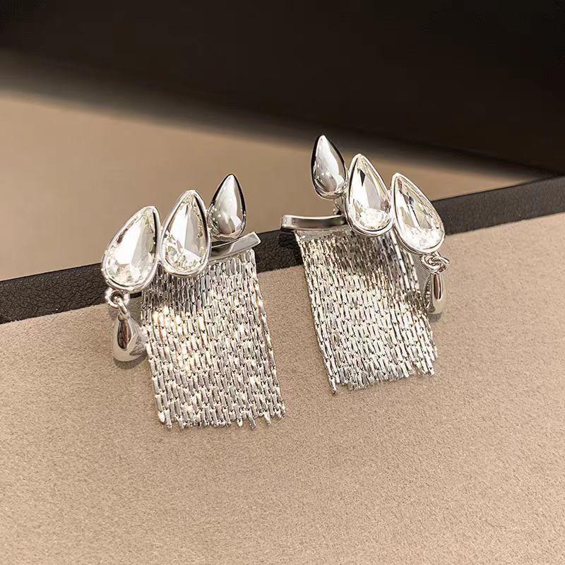 Stylish European and American long fringed earrings women s sterling silver high-end retro earrings niche design fashion temperament earrings
Stylish European and American long fringed earrings women s sterling silver high-end retro earrings niche design fashion temperament earrings