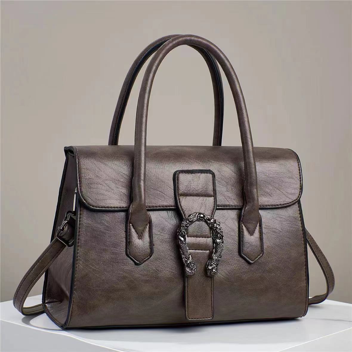 New Style High Appearance Level Standard Trend Handbag Foreign Style Casual Shoulder Bag High-end Large Capacity Mother Bag .
New Style High Appearance Level Standard Trend Handbag Foreign Style Casual Shoulder Bag High-end Large Capacity Mother Bag .
