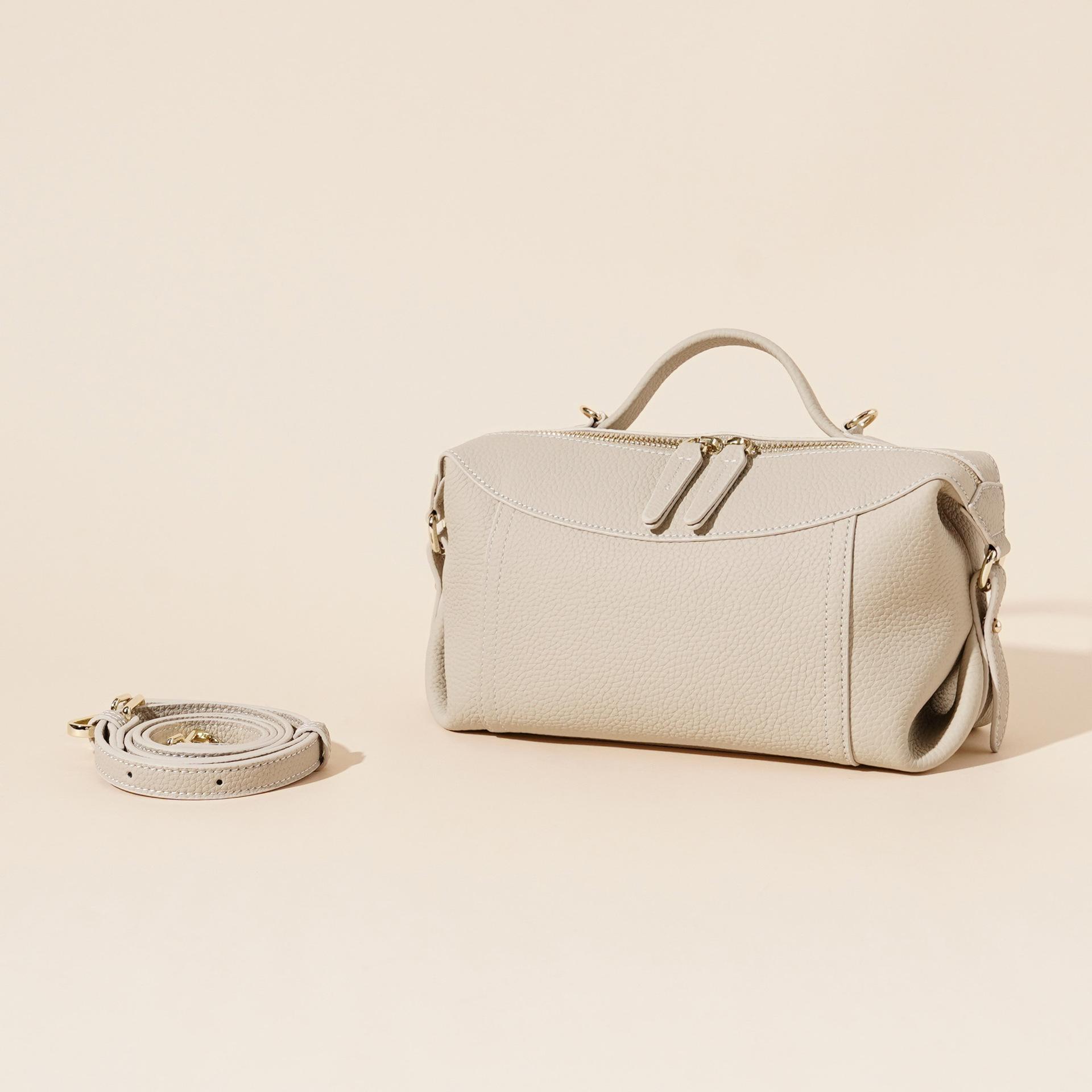 Top Layer Cowhide Boston Bag 2026 Simple Cowhide Niche DesignHand-held Shoulder Crossbody Designer Luxury Bag 25x11x13cm
Top Layer Cowhide Boston Bag 2026 Simple Cowhide Niche DesignHand-held Shoulder Crossbody Designer Luxury Bag 25x11x13cm