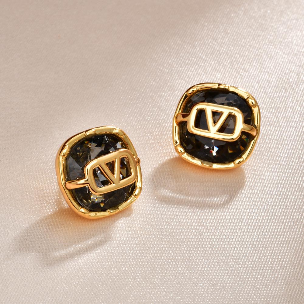 French elegant temperament celebrity K9 glass letter stud earrings light luxury exquisite simple earrings high sense fashion earrings
French elegant temperament celebrity K9 glass letter stud earrings light luxury exquisite simple earrings high sense fashion earrings