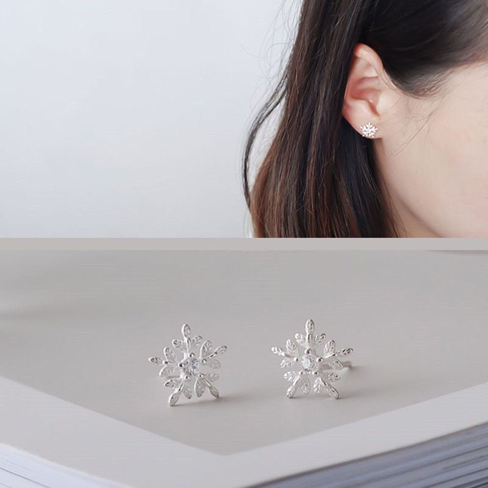 Простые украшения женские серьги-гвоздики рождественское украшение 925 стерлинговое серебро серьги-снежинки
Простые украшения женские серьги-гвоздики рождественское украшение 925 стерлинговое серебро серьги-снежинки