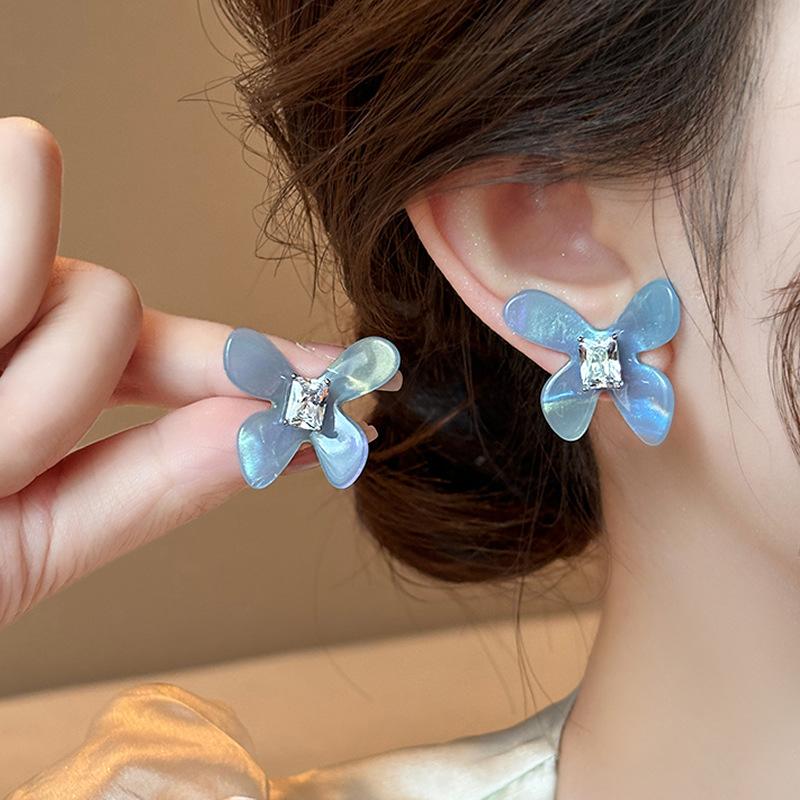 Flower square zircon stud earrings small fresh and sweet girl heart earrings summer daily versatile earrings
Flower square zircon stud earrings small fresh and sweet girl heart earrings summer daily versatile earrings