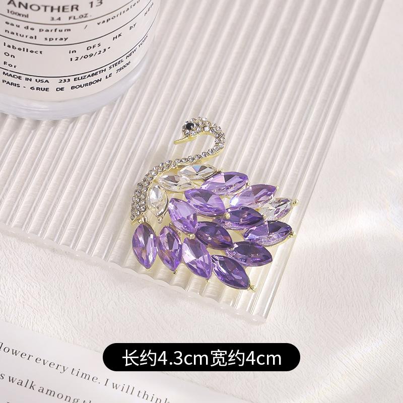 Хрустальная брошь-лебедь Легкая роскошь Премиальный смысл Маленькая ароматная Ретро-брошь Значок против света Аксессуары для одежды
Хрустальная брошь-лебедь Легкая роскошь Премиальный смысл Маленькая ароматная Ретро-брошь Значок против света Аксессуары для одежды