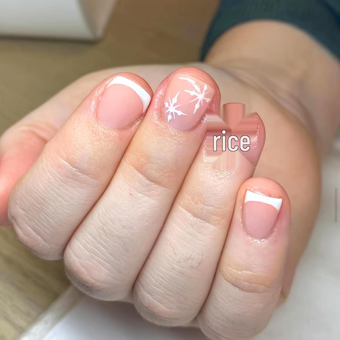 Short Square Glossy Christmas French Press-On Nails with Snowflakes: Pure & Sexy Manicure Series
Short Square Glossy Christmas French Press-On Nails with Snowflakes: Pure & Sexy Manicure Series