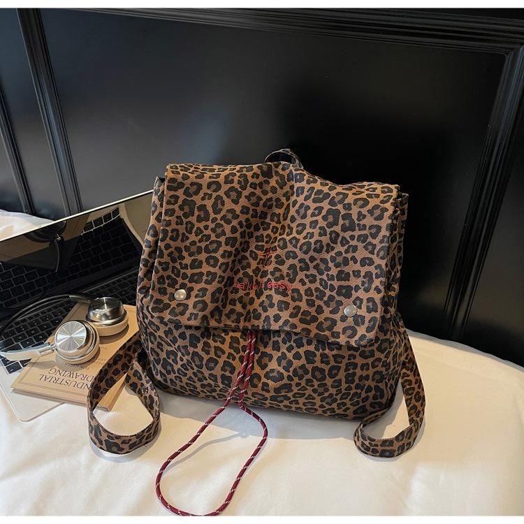 Корейская версия холщовый рюкзак с леопардовым принтом новая большая вместимость повседневная сумка-тоут ленивый ветер рюкзак для поездок и работы коричневый
Корейская версия холщовый рюкзак с леопардовым принтом новая большая вместимость повседневная сумка-тоут ленивый ветер рюкзак для поездок и работы коричневый