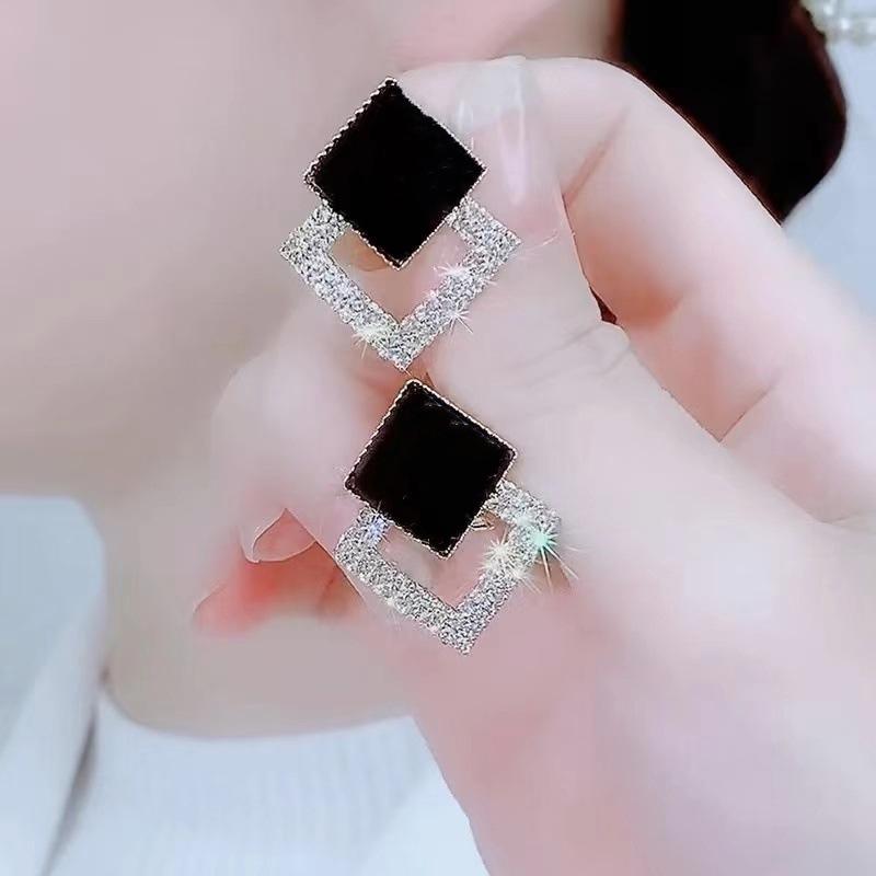 Fashion Double Rhombus Crystal Pearl Earrings - Versatile and Sophisticated Ear Accessories чорний
Fashion Double Rhombus Crystal Pearl Earrings - Versatile and Sophisticated Ear Accessories чорний