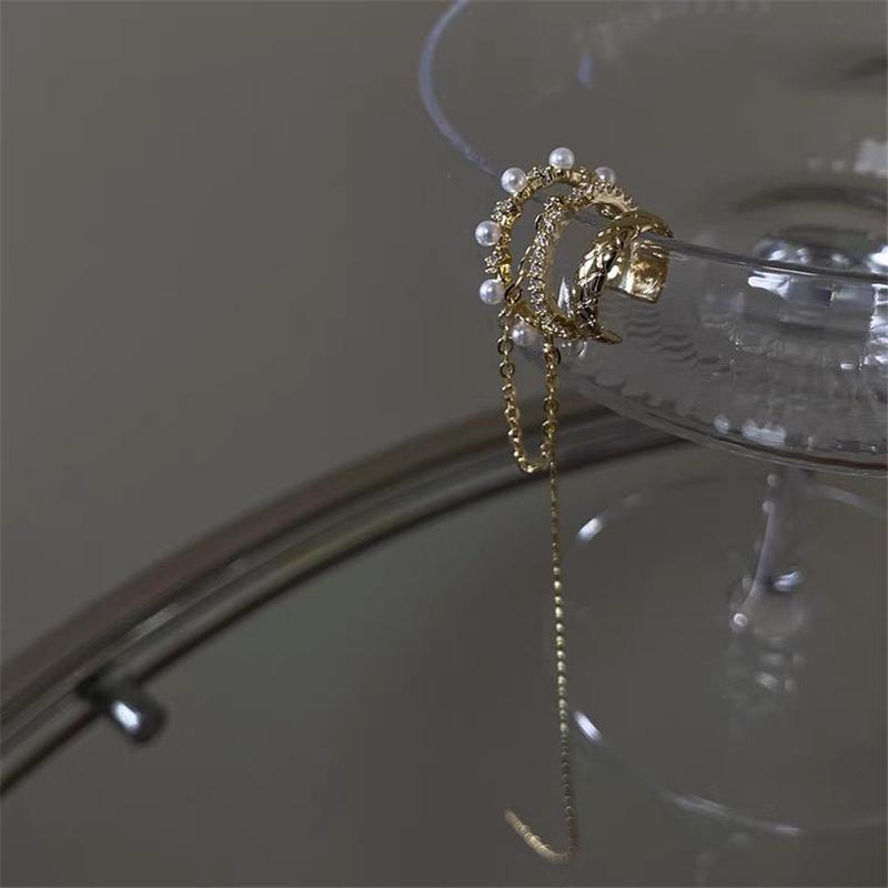 Стильный длинный жемчужный кафф для ушей: Без пирсинга, модно и элегантно, идеально подходит для женщин
Стильный длинный жемчужный кафф для ушей: Без пирсинга, модно и элегантно, идеально подходит для женщин