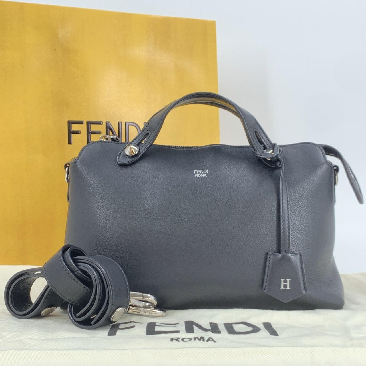 Fendi ДО РЕЧІ 2-way Сумка-тоут Міні-бостон на плече Шкіра Чорна 8BL124 Оригінал
Fendi ДО РЕЧІ 2-way Сумка-тоут Міні-бостон на плече Шкіра Чорна 8BL124 Оригінал