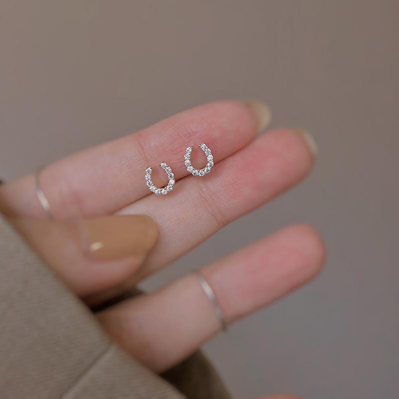 European and American Minimalist Single Row Crystal Zircon Stud Earrings for Women Geometric E Shape Vintage Jewelry
European and American Minimalist Single Row Crystal Zircon Stud Earrings for Women Geometric E Shape Vintage Jewelry