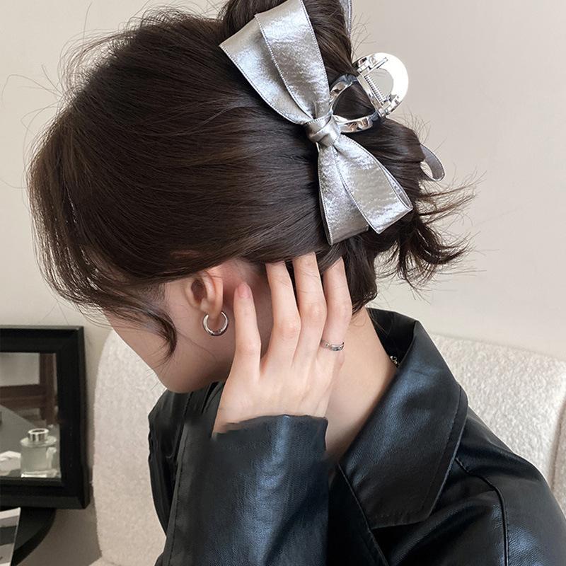 Silver gray fabric bow satin grab clip new fashion commuter hair grab simple and versatile temperament hair accessories
Silver gray fabric bow satin grab clip new fashion commuter hair grab simple and versatile temperament hair accessories