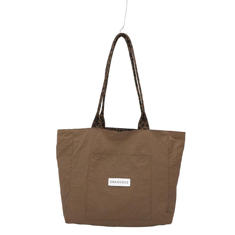 Retro simple shoulder bag fashion casual personalized tote bag autumn and winter new women s largecapacity bag
Retro simple shoulder bag fashion casual personalized tote bag autumn and winter new women s largecapacity bag