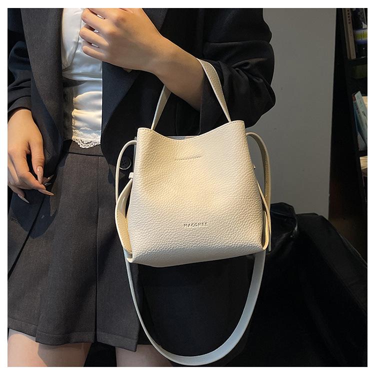 Lychee pattern handbag women s 2025 new trendy niche bucket bag versatile shoulder messenger bag чорний
Lychee pattern handbag women s 2025 new trendy niche bucket bag versatile shoulder messenger bag чорний