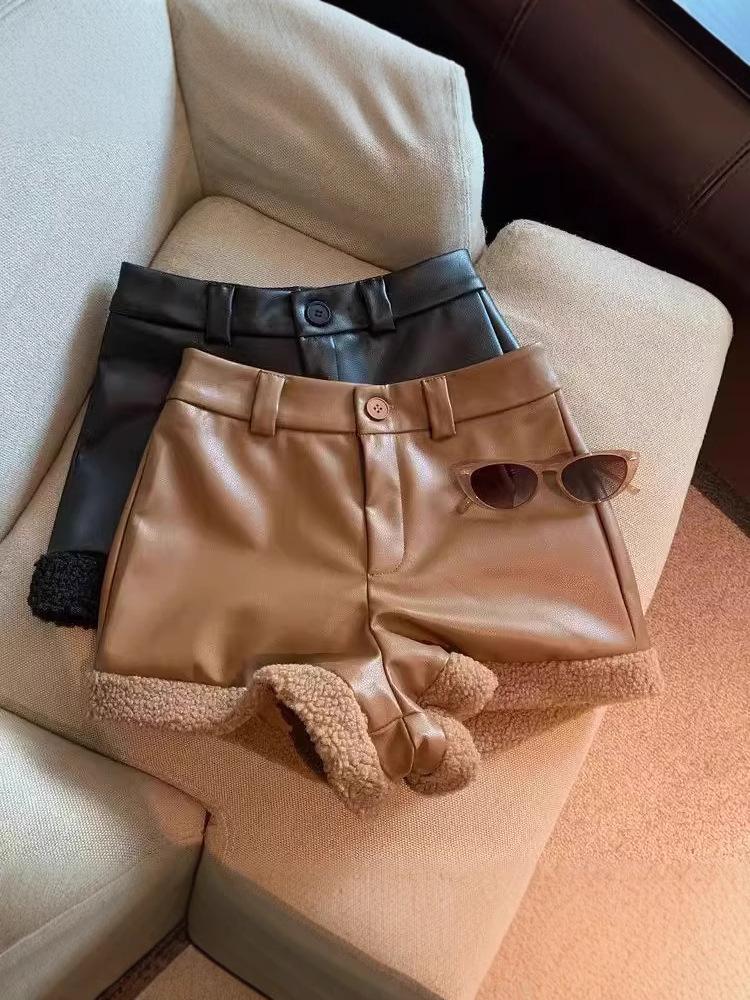 Retro Women s Small Leather Shorts and Furry Leggings for Autumn/Winter M 
Retro Women s Small Leather Shorts and Furry Leggings for Autumn/Winter M