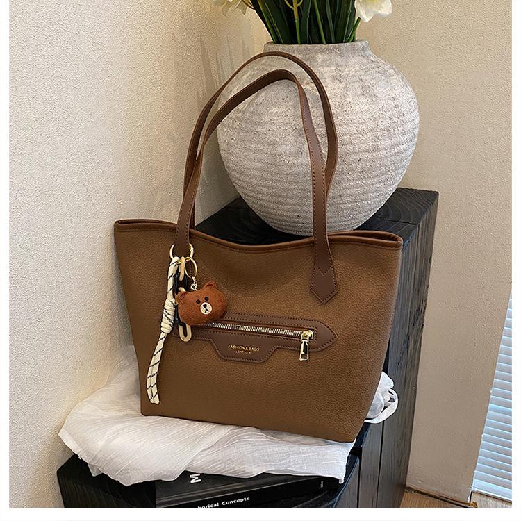 Light luxury high-end handbag women s 2025 new women s shoulder bag underarm tote bag women s bag versatile коричневый
Light luxury high-end handbag women s 2025 new women s shoulder bag underarm tote bag women s bag versatile коричневый