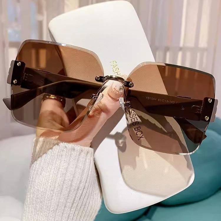 European and American retro large-frame sunglasses, women s UV protection, square and round face, small face, new sunscreen sunglasses
European and American retro large-frame sunglasses, women s UV protection, square and round face, small face, new sunscreen sunglasses